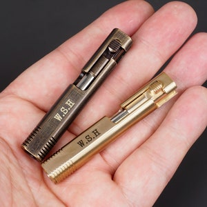 Mini penne in ottone incise personalizzate, regali per lui, sposo, regalo di laurea, studente, insegnante, penna a otturatore per regalo di nozze