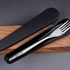 Tenedor de titanio personalizado y estuche de viaje con grabado: regalo personalizable para amantes de la comida y los viajeros