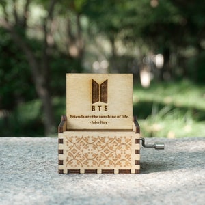 Caja de música de madera con manivela de BTS grabada a medida, regalo de cumpleaños número 21 para ella o para él