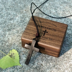 Gepersonaliseerde houten kruisketting en geschenkdoos, eerste communiecadeau, houten hanger christelijke doop gegraveerde aangepaste naam, aandenkendoos