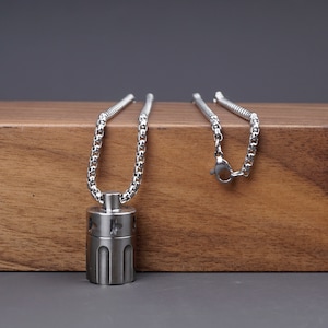Colar personalizado de titânio com urna de cremação Revolver - Joia à prova d&#39;água com cinzas para homens e mulheres, memorial para animais de estimação, joias de cremação com cinzas