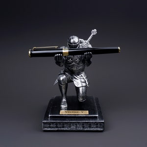 Gepersonaliseerde ridder PENNENHOUDER met gegraveerd koperen naamplaatje, bureaudecor ornament cadeau voor hem, vriend, kantoor