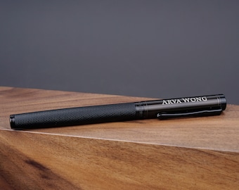 Personalized black fountain pen & ink set with engraving name.