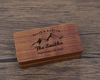 Könnte beinhalten: Eine Holzkiste mit einem gravierten Design von Bergen und dem Text "Sarah & Andrew - The Smiths - September 18, 2021".