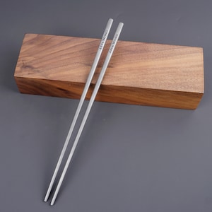 Personalized Titanium Chopsticks Set & Travel Case with Engraving - Customizable Gift for Foodies and Travelers