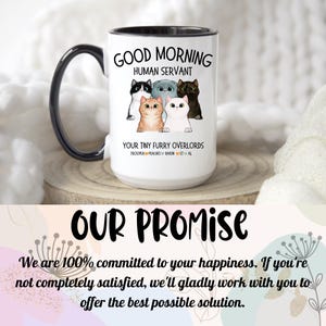 Puede incluir: Taza de caf&eacute; de cer&aacute;mica blanca con asa y borde negros. La taza tiene un mensaje humor&iacute;stico que dice "Good Morning Human Servant" con una imagen de dibujos animados de cuatro gatos. El texto debajo de los gatos dice "Your Tiny Furry Overlords" con los nombres de los gatos enumerados debajo.