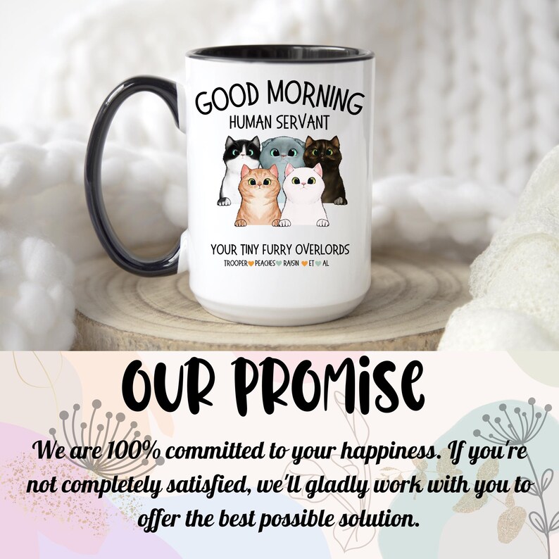 Puede incluir: Taza de caf&eacute; de cer&aacute;mica blanca con asa y borde negros. La taza tiene un mensaje humor&iacute;stico que dice "Good Morning Human Servant" con una imagen de dibujos animados de cuatro gatos. El texto debajo de los gatos dice "Your Tiny Furry Overlords" con los nombres de los gatos enumerados debajo.