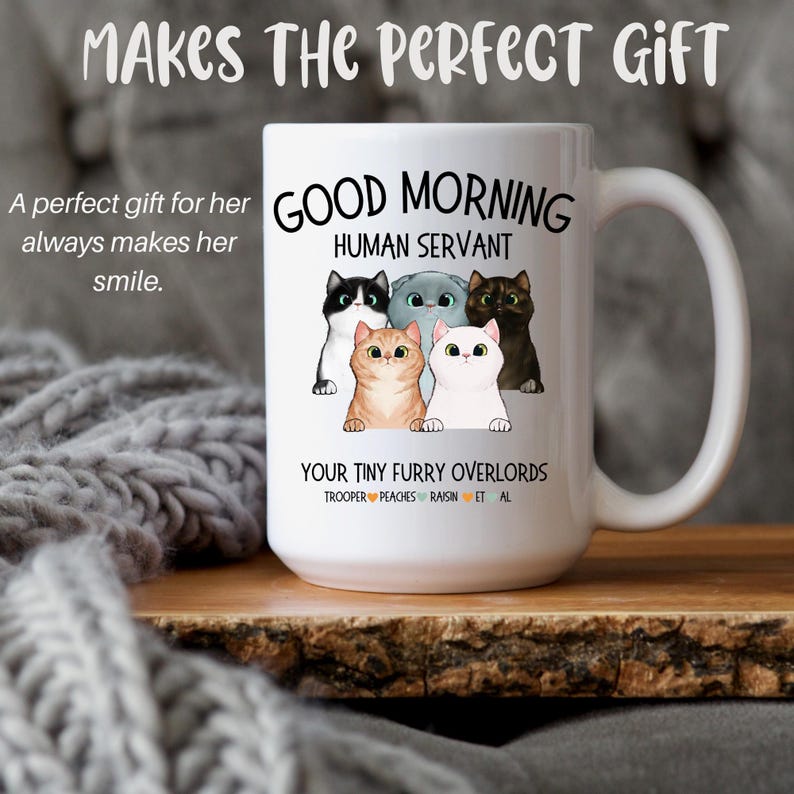 Puede incluir: Taza de caf&eacute; de cer&aacute;mica blanca con un gr&aacute;fico de cinco gatos y el texto "Good Morning Human Servant Your Tiny Furry Overlords Trooper Peaches Raisin Et Al"