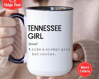 Puede incluir: Taza de cerámica blanca con borde y asa negros. La taza presenta texto negro que dice "TENNESSEE GIRL (sustantivo) 1. Como una chica normal pero más cool."
