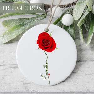 Adorno de rosa con nombre, adorno de rosa roja personalizado, regalos de rosas para ella, amantes de las flores, regalo de rosa personalizado, taza con regalo de rosa roja