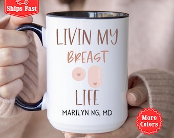 Caneca para Cirurgião de Mama, Caneca Divertida "Vivendo Minha Vida com os Seios", Copo Personalizado para Seios com Nome, Caneca Divertida para Lactação, Caneca para Conferência Médica