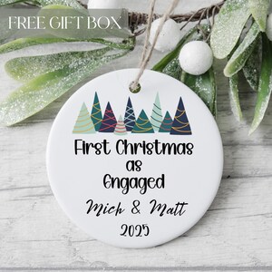 Adorno para parejas comprometidas, primera Navidad con nombre, recuerdo de pareja comprometida, decoración navideña personalizada, regalo para parejas comprometidas, regalo para parejas comprometidas