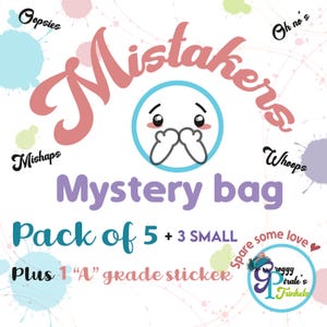 Puede incluir: Una ilustración rosa y azul de un personaje de dibujos animados con una expresión de sorpresa, con el texto "Mistakers Mystery bag Pack of 5 + 3 SMALL Plus 1 "A" grade sticker Spare some love Froggy, irate's Frinkets" alrededor del personaje.