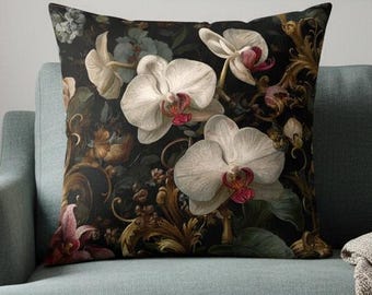 Cojín decorativo con estampado floral de orquídeas blancas.