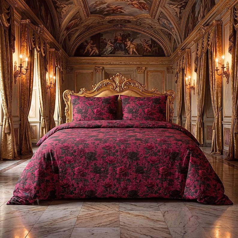 Pu&ograve; includere: Un set di biancheria da letto con un motivo floreale rosso scuro e nero sul copripiumino e due cuscini abbinati. Il set &egrave; esposto su un letto con una grande testiera dorata e ornata, caratterizzata da intagli complessi e bordo superiore curvo.