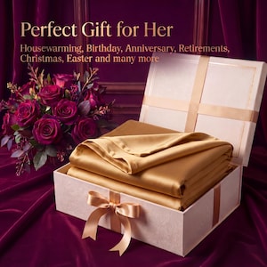 Pu&ograve; includere: Un set di lenzuola in tessuto color oro piegato all'interno di una scatola regalo di colore chiaro con un nastro. Il coperchio della scatola &egrave; aperto, rivelando il contenuto. Il testo sull'immagine recita: Perfect Gift for Her, Housewarming, Birthday, Anniversary, Retirements, Christmas, Easter and many more.