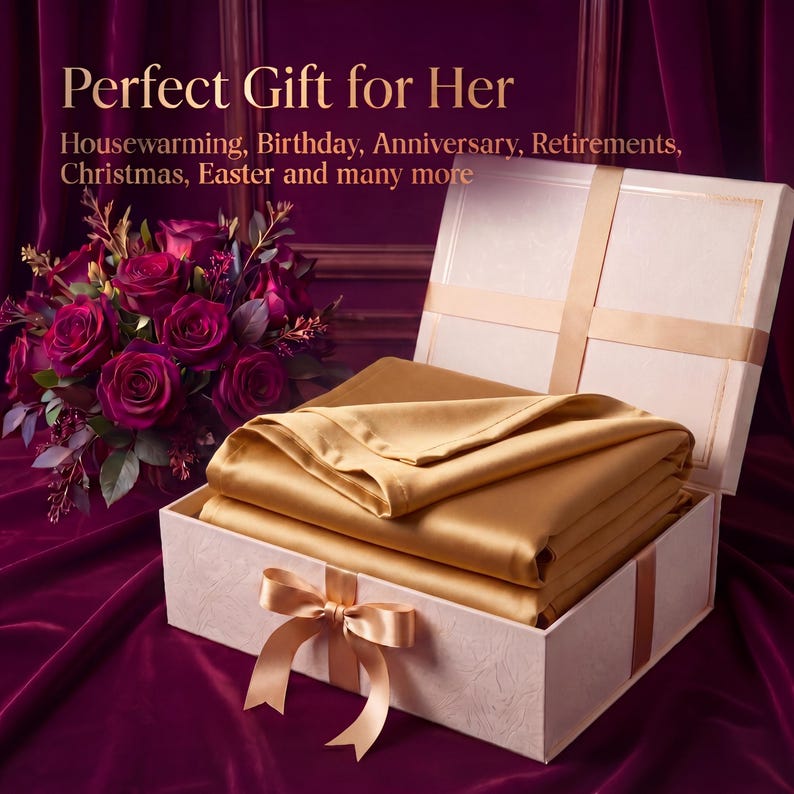 Pu&ograve; includere: Un set di lenzuola in tessuto color oro piegato all'interno di una scatola regalo di colore chiaro con un nastro. Il coperchio della scatola &egrave; aperto, rivelando il contenuto. Il testo sull'immagine recita: Perfect Gift for Her, Housewarming, Birthday, Anniversary, Retirements, Christmas, Easter and many more.