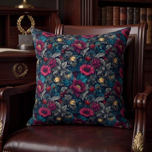 Cojín decorativo con estampado floral burdeos y turquesa / Decoración gótica botánica para biblioteca