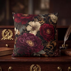 Cojín para sofá con estampado floral de peonías estilo victoriano negro / Decoración gótica oscura estilo academia