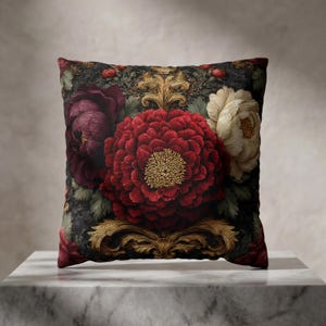 Cojín decorativo Ruby Peony Gold Filigree / Decoración barroca Grandmillennial Chateau