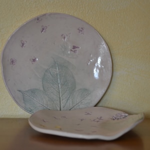 Ceramic plate with floral engravings