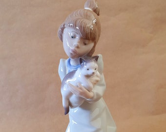 Kitty Lladró  #5712 &quot;Sleepy Kitten&quot; Kneeling girl holding a Kitten in original box Excellent condition 6.75&quot; inches high   Lladro 5712  #177