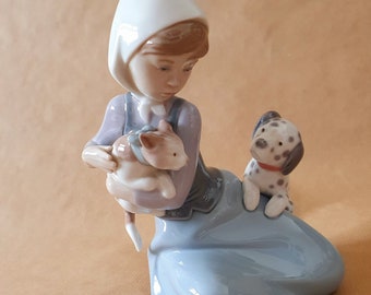 Stunning Lladró  #5032  &quot;LITTLE FRISKIES&quot;  Girl with Dog & Cat. 7&quot; inches high, 4.75&quot; wide  Excellent condition Lladro 5032    #156