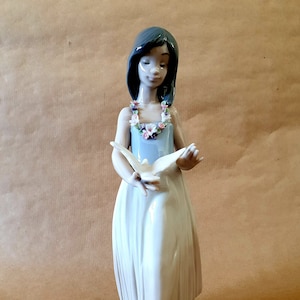 RARE Lladró  #6157 &quot;Polynesian Love&quot; Rare Piece Excellent condition 8.25&quot; inches high. A Hard to find piece !          Lladro 6157  #179