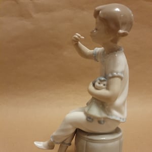 Beautiful Lladro #1083 &quot;Girl with Doll, Lipstick&quot;.  Sculpted by Vicente Martínez.  Mint condition.  1083          #84