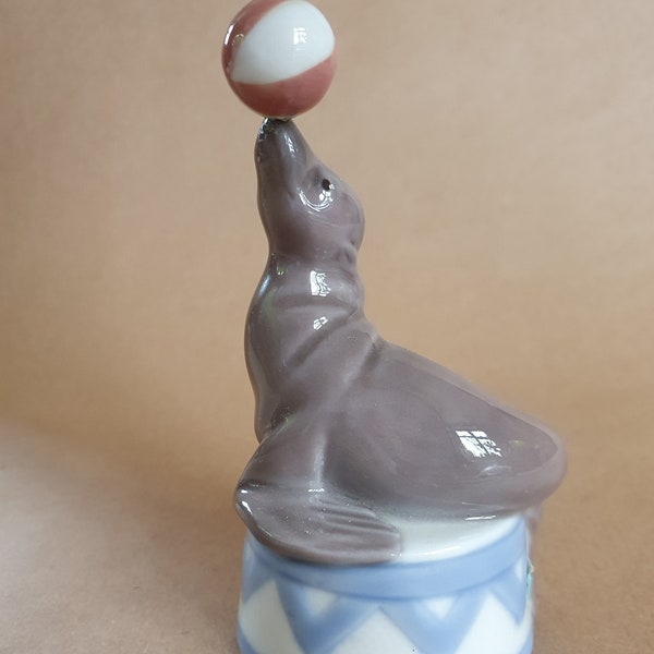 Vintage Lladro Diasa #5392 Seal with ball "Balancing Act" Sculpted by Regino Torrijos.  Perfect and in original box Lladró   5392  #77