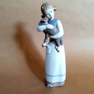 Sweet Lladró  #1010  "Girl With Lamb" she stands 8.75" inches tall. Sculpted by Julio Fernandez.  Excellent condition   Lladro 1010  #272