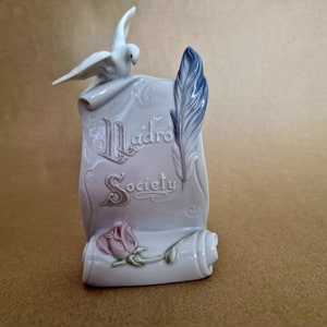 Scroll Lladró  4553  &quot;Art Brings Us Together&quot; Membership gift Sculpted By Virginia Gonzalez 6&quot; inches high. Mint condition Lladro #4553 #297
