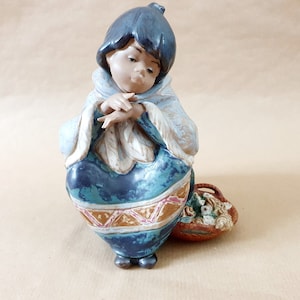 Gres Lladró #2160 &quot;Flower Vendor&quot; 6.25&quot; inches high. Sculpted by Antonio Ramos,  Perfect 1st condition                      Lladro 2160 #221