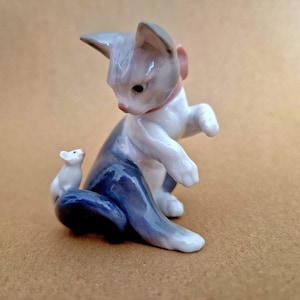 Sweet Lladró  #5236  &quot;Cat and Mouse&quot;  Mouse Teases Kitty Sculpted By Juan Huerta. 3.25&quot; inches high Perfect mint condition Lladro 5236 #293