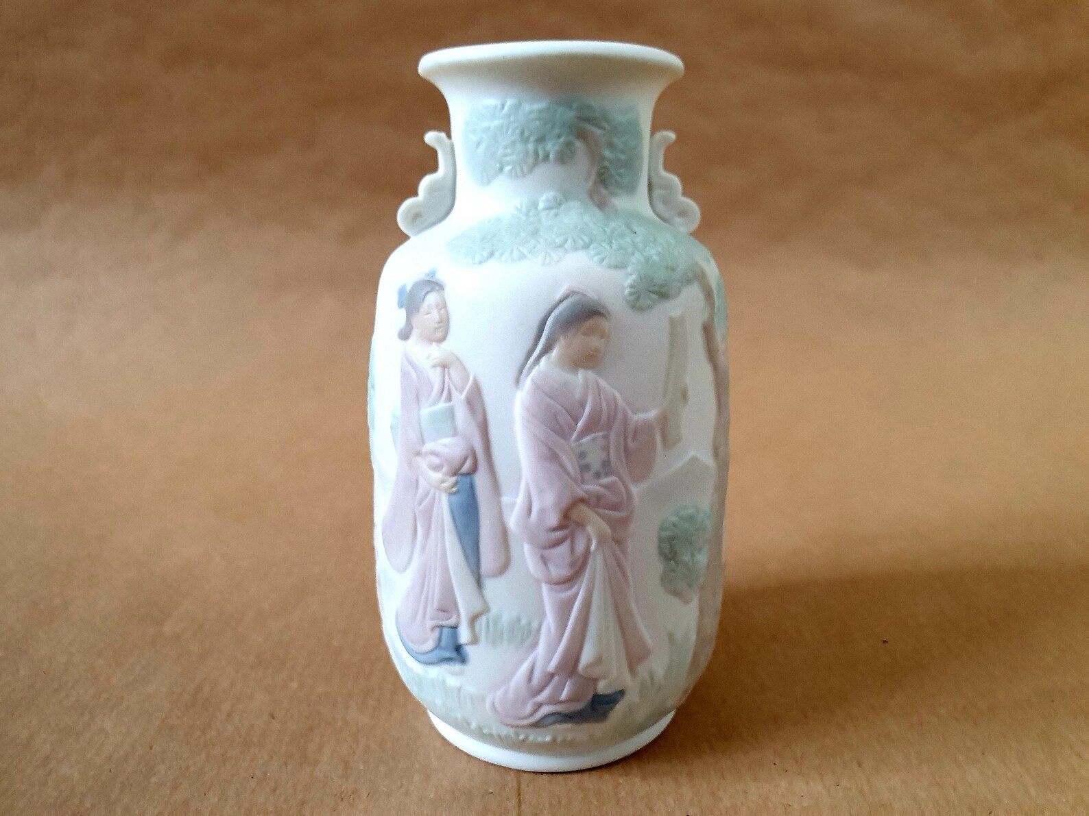 Delightful Lladró 5257 vasedecorated Small Japanese Vase Sculpted by