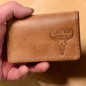 Cartera minimalista de Deadstock Leather Company / Cuero reciclado vintage / El regalo perfecto para las fiestas para llevar todos los días / Única / Fabricada en EE. UU.