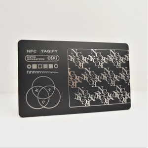 Tarjetas digitales de metal prensado: grabadas e impresas