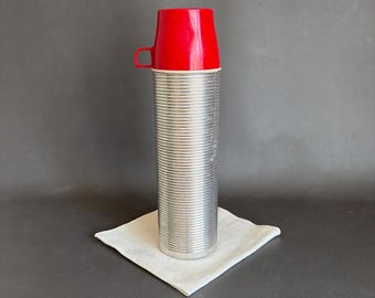 Termo vintage de aluminio rojo de metal, fabricado en EE. UU., para bebidas frías y calientes, años 60, para viajes.