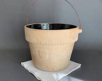 Maceta colgante vintage Yelloware: cerámica sin esmaltar con asa de alambre