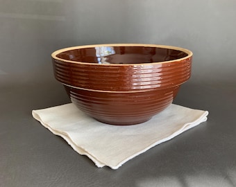 Cuenco vintage marrón de 9 pulgadas con diseño de Yelloware, esmaltado cerámico acanalado, vajilla para servir y mezclar de cerámica estadounidense.