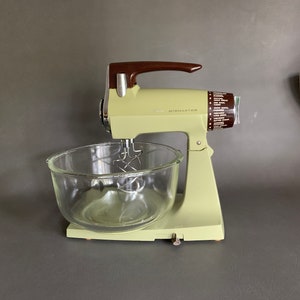 Vintage SUNBEAM Mixmaster Avocado Stand Mixer Kitchen Appliance