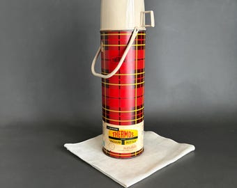 Termo vintage de metal a cuadros rojos, fabricado en EE. UU., para bebidas frías y calientes, años 60, para viajes.