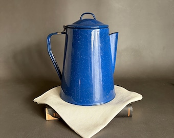 Cafetera vintage de acero esmaltado azul de 2 cuartos de galón para uso en estufa.