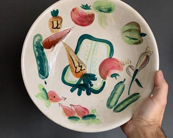 Ensaladera vintage de mediados de siglo, de cerámica blanca pintada a mano, ideal para la cocina.