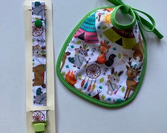 Newborn welcome set consisting of two pieces: bib and pacifier holder