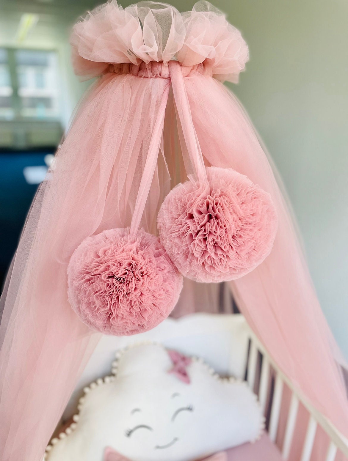 Ciel de lit tulle vieux rose avec 2 pompons - Acheter sur BabyNest