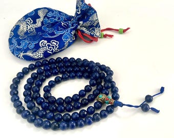 Naszyjnik Mala z 108 koralikami z lapis lazuli – ręcznie robione koraliki modlitewne do medytacji, biżuteria do jogi (jedwabny woreczek)