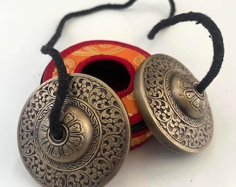 Campanelle tibetane Tingsha da 7 cm con custodia in broccato con cerniera / Campanella per meditazione / Cimbali per preghiera buddista / Guarigione sonora yoga / Regalo per la consapevolezza