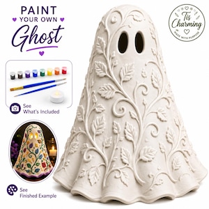 Può includere: Una statuetta a forma di fantasma da dipingere con superficie in ceramica color bianco sporco e motivi in rilievo di viti e foglie. Il set include un fantasma, vasetti di vernice, due pennelli e una luce LED. Testo: Paint Your Own Ghost.
