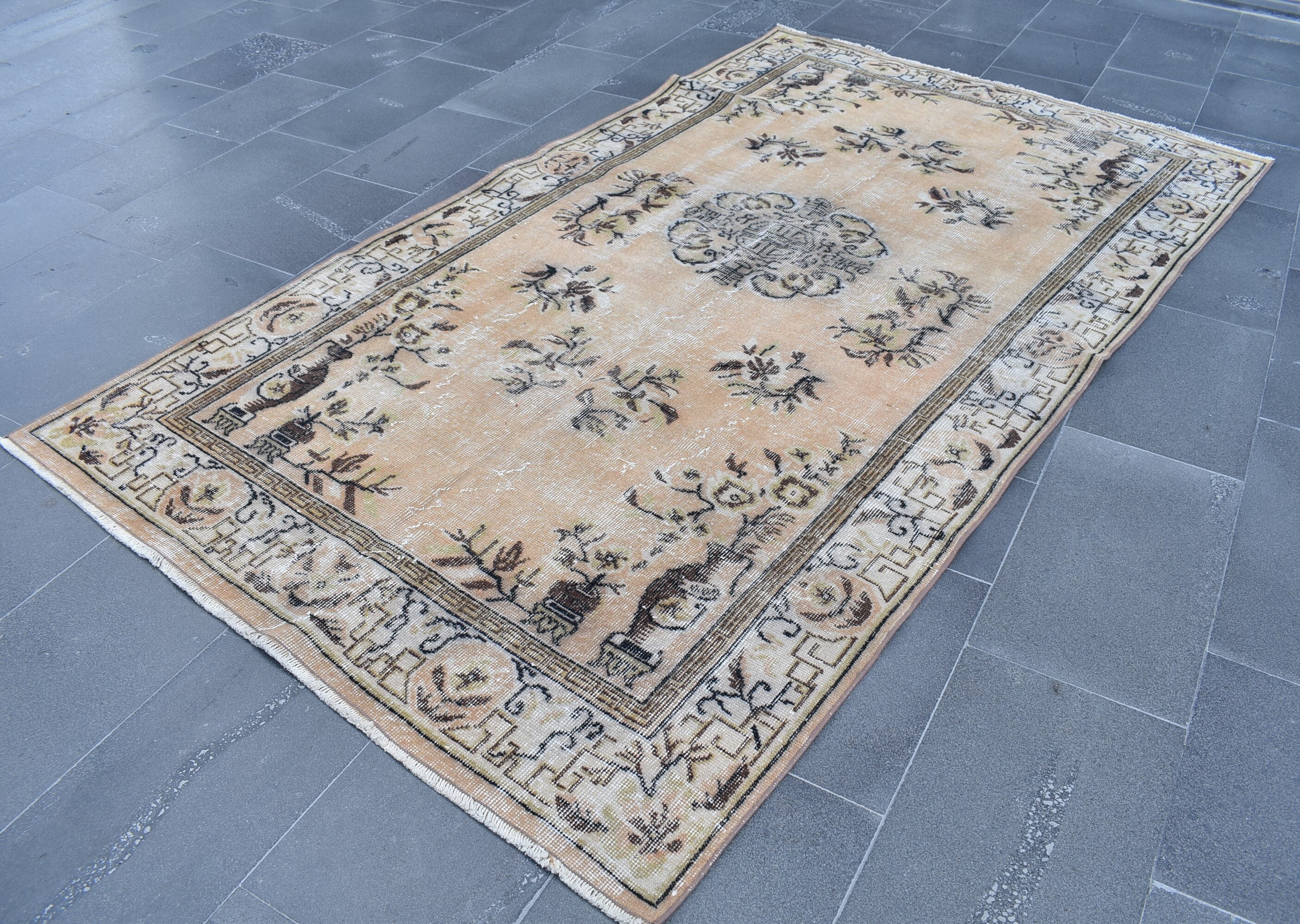 トルコ廊下敷物、ヴィンテージキリムラグ、4.7 x 8.2フィートの